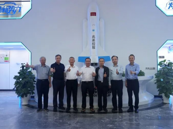 全國工程勘察設計大師郁銀泉、任慶英、周建龍等專家組團考察兆弟綠色全裝配式技術(shù)新突破